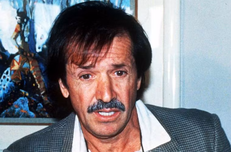 Chồng cũ của nữ ca sĩ Cher, Sonny Bono mất ngày 5/1/1998. Nam ca sĩ kiêm nghị sĩ 62 tuổi qua đời sau tai nạn trượt tuyết ở gần hồ Tahoe. Cái chết của Bono bị đặt dấu hỏi bởi nó xảy ra chưa đầy một tuần sau cái chết của con trai Robert Kennedy, Michael cũng tử nạn trong một tai nạn trượt tuyết ở Aspen, Colorado.