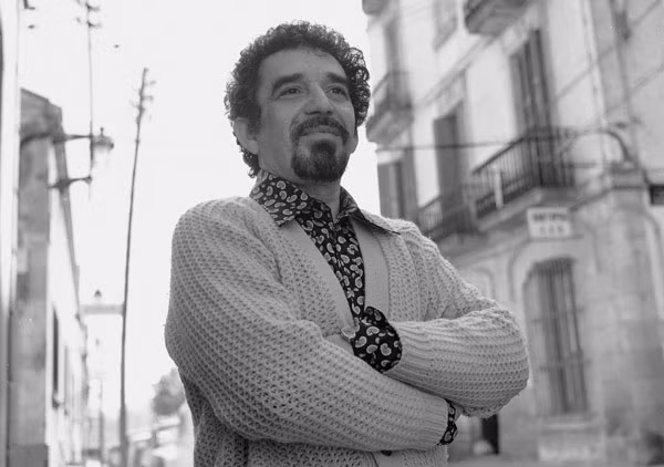 Sau khi tốt nghiệp trung học, Garcia lên đại học với mong muốn trở thành một nhà văn. Tuy nhiên, bố mẹ lại có kế hoạch bắt ông làm luật sư. Nhưng sau đó, nghề đầu tiên mà Garcia làm là phóng viên và cũng có cơ hội gặp và tiếp xúc với rất nhiều nhà văn như James Joyce, Virginia Woolf, Franz Kafka và William Faulkner.