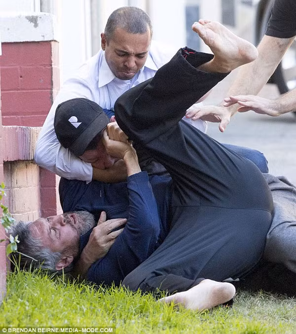 Cuộc ẩu đả kết thúc khi vệ sĩ tách hai người ra.