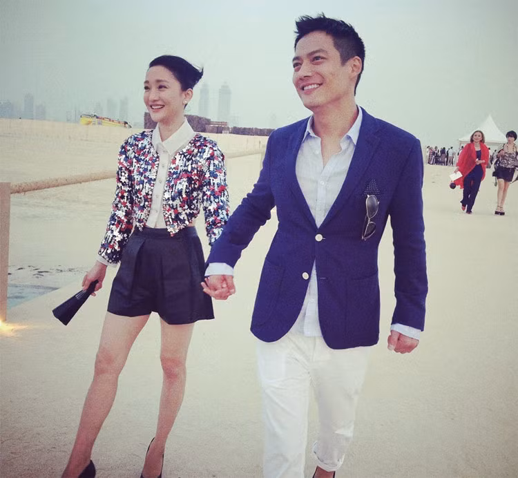 Giới thiệu bạn trai trên blog Weibo hôm 9/5, ngôi sao "Họa bì" cho biết tên tiếng Anh của anh là Archie, là một diễn viên Mỹ và đã đóng nhiều phim truyền hình, điện ảnh Hollywood và cả quảng cáo trong gần 20 năm qua.