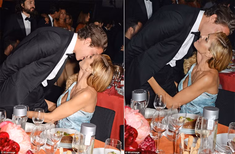 Mặc dù vẫn nói cười rôm rả với những người bạn cùng bàn như Lewis Hamilton, Nicole Scherzinger, Paz Vega, nhưng cả hai dành phần lớn thời gian để ôm hôn nhau âu yếm mặc cho ống kính phóng viên đang chĩa vào họ.