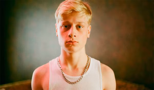 Phim "Mommy" của đạo diễn Xavier Dolan kể về một bà mẹ góa Diane Després (Anne Dorval) vất vả nuôi đứa con trai bất hảo Steve (Antoine-Olivier Pilon). Khi gần như tuyệt vọng bà lại nhận được sự giúp đỡ của người hàng xóm mới bí mật Kyla (Suzanne Clement).