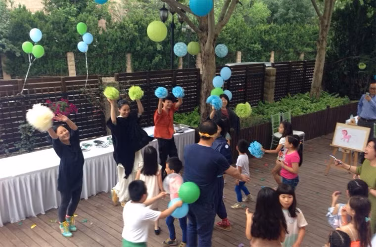 Lý Á Bằng cùng vợ cũ hết mình trong các trò chơi trong sinh nhật con gái.