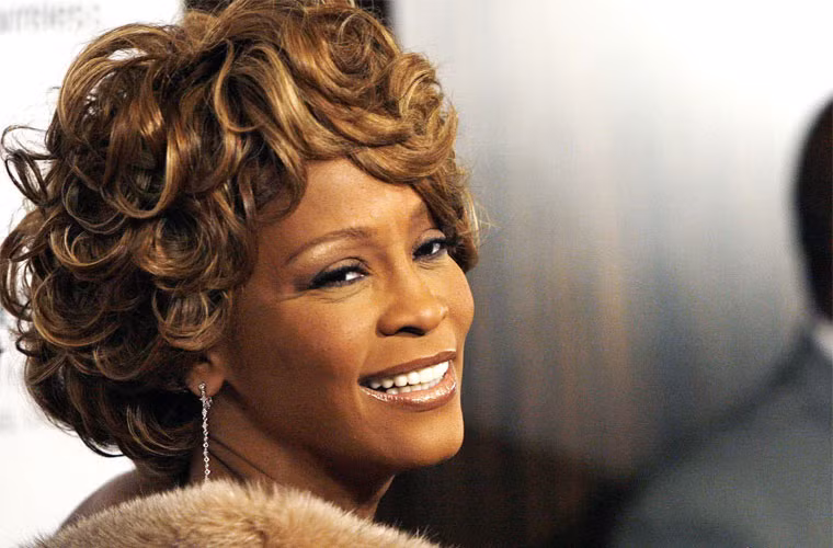 Ngày 11/2/2012, cả thế giới ngỡ ngàng khi nghe tin danh ca Whitney Houston qua đời tại khách sạn Beverly Hilton, trước ngày diễn ra lễ trao giải Grammy. Nữ ca sĩ 48 tuổi được tìm thấy trong tình trạng chết chìm trong bồn tắm và nguyên nhân được cho là do cocaine và bệnh tim.