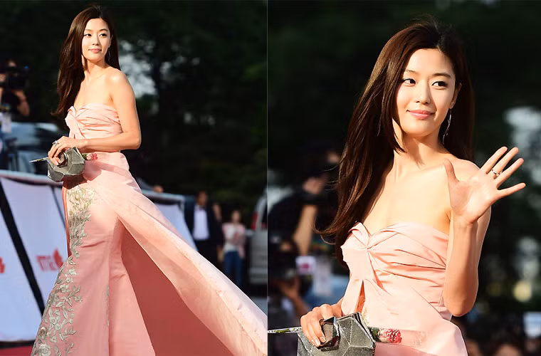 Jun Ji Hyun đã nói lời cảm ơn với bạn diễn Kim Soo Hyun theo cách rất đặc biệt: “Với Do Min Jun, ngươi đã ở lại trái đất thay vì trở về hành tinh của mình. Soo Hyun-ah cảm ơn anh thật nhiều.. Hi vọng sẽ được hợp tác với nhau lần nữa!”.