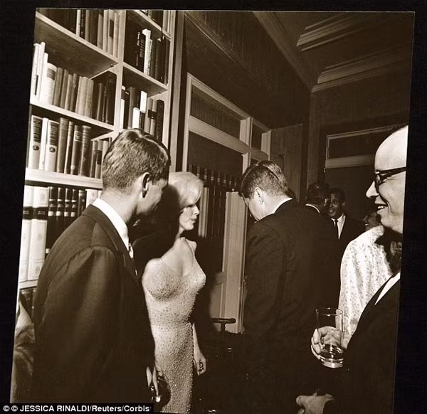 Marilyn Monroe có quan hệ tình tay ba với hai anh em nhà Kennedy.