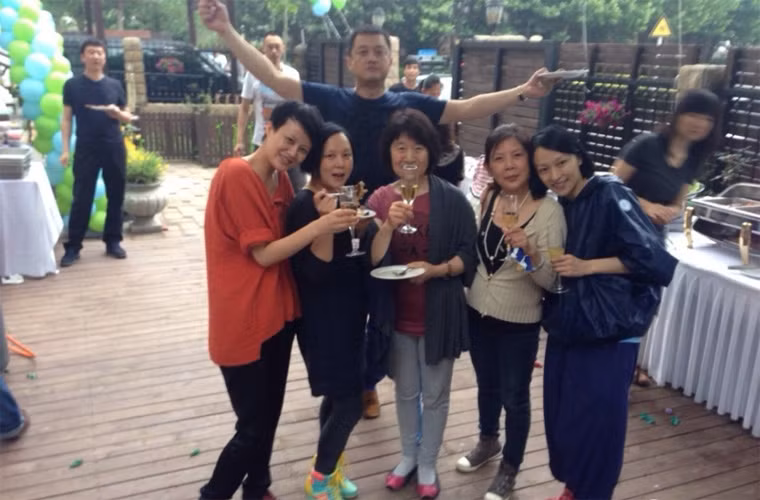 Sau khi ly hôn, Lý Á Bằng giành quyền nuôi con gái, nhưng sau đó nữ ca sĩ 44 tuổi tìm mọi cách để mang con gái về nuôi với lý do chồng cũ bỏ bẵng con, mải mê theo đuổi tình mới.