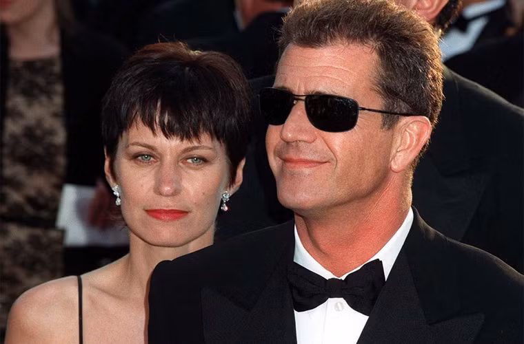 Mel Gibson đã bị vợ bắt quả tang ngoại tình và cuộc hôn nhân 31 năm của ngôi sao Mad Max tan vỡ. Vợ ông - Robyn Gibson ra đi với 425 triệu USD, nửa số tài sản kếch sù của Mel. Đây được coi là cuộc ly hôn tốn kém nhất trong lịch sử Hollywood