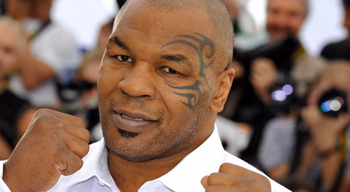 Tay đấm huyền thoại Mike Tyson có đến 3 người vợ. Tuy nhiên, tất cả đều rời bỏ cựu võ sỹ quyền anh nổi tiếng một thời. Đơn giản bởi trong thời gian chung sống, cứ uống rượu say là Mike Tyson lại lôi vợ ra đánh… Givens chính là người vợ đầu tiên của Mike "thép" phải đòi ly hôn và sau đó có quan hệ tình ái vụng trộm với Brad Pitt.