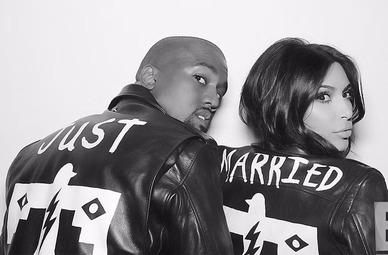 Kim và Kanye mặc áo khoác da đôi, chụp ảnh lưu niệp trước khi diễn ra đám cưới.