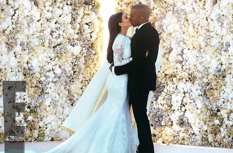 Cô dâu chú rể trao cho nhau nụ hôn say đắm sau lời thề nguyền trong tiệc cưới ngày 24/5 tổ chức ở Forte di Belvedere, Florence, Italy