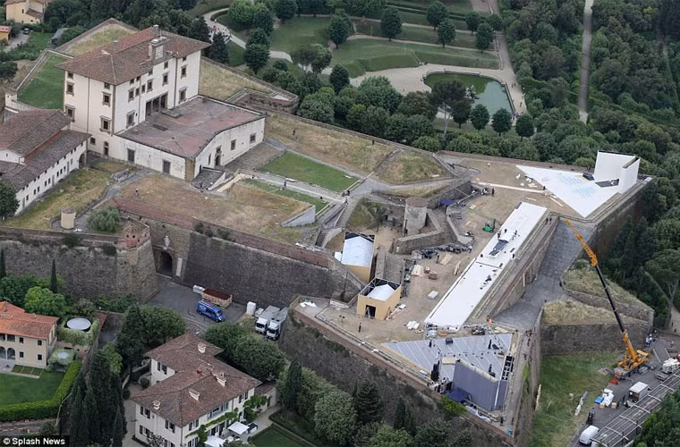 Toàn cảnh nơi tổ chức đám cưới của Kim và Kanye một ngày trước khi diễn ra buổi lễ. Một bức tường hoa chuẩn bị được dựng lên trên sân khấu màu trắng phía tay phải, nơi cô dâu chú rể trao lời thề nguyền.