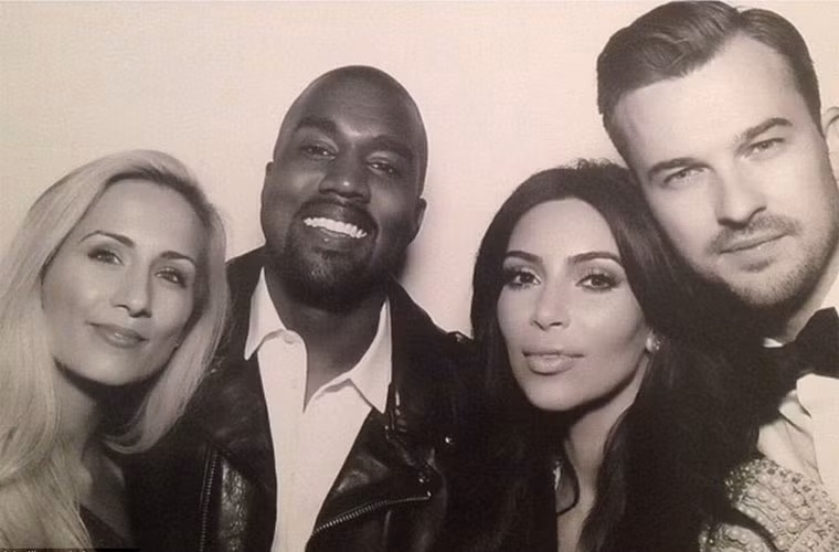 Cặp vợ chồng mới cưới chụp ảnh lưu niệm với bạn bè.