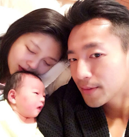 Vợ chồng Từ Hy Viên khoe ảnh con gái mới sinh hôm 25.4