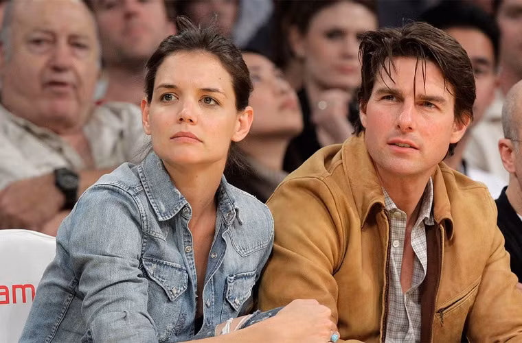 Sau ly hôn, mỗi năm Tom Cruise đưa cho Katie Holmes 400.000 USD tiền nuôi con gái Suri Cruise.