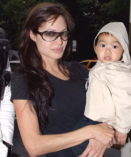 Jolie đưa Maddox về Mỹ năm cậu 2 tuổi.