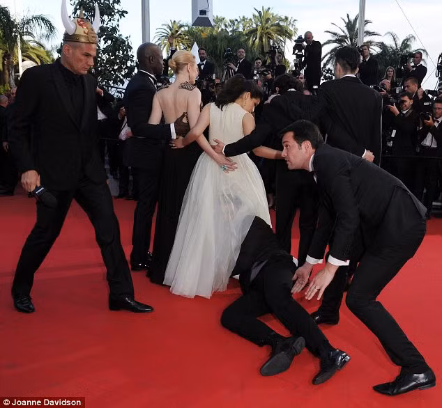 Nữ diễn viên America Ferrera trở thành nạn nhân mới nhất của anh chàng phóng viên Vitalii Sediuk khi đang tạo dáng trên thảm đỏ Cannes ngày 16/5 thì bỗng anh này chui vào váy khiến cô hết hồn.