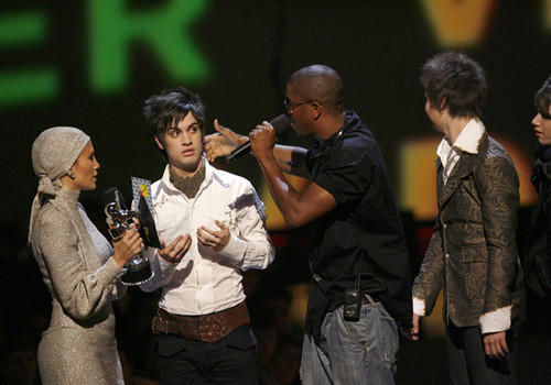 Tại "VMAs 2000", tay trống Tim Comerford của Rage Against the Machine vì quá bực tức khi nhóm của anh không đạt giải "Video Rock xuất sắc nhất", đã quyết định leo lên sân khấu phá phách và gây chú ý khi Limp Bizkit phát biểu cảm ơn khán giả.