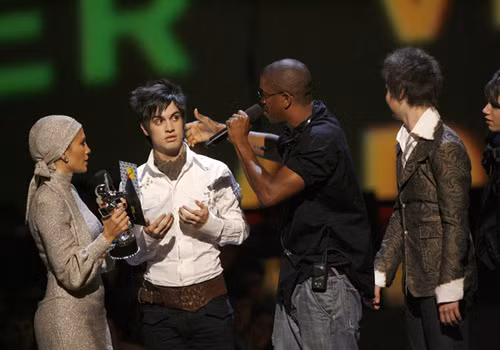 Tại "VMAs 2000", tay trống Tim Comerford của Rage Against the Machine vì quá bực tức khi nhóm của anh không đạt giải "Video Rock xuất sắc nhất", đã quyết định leo lên sân khấu phá phách và gây chú ý khi Limp Bizkit phát biểu cảm ơn khán giả.