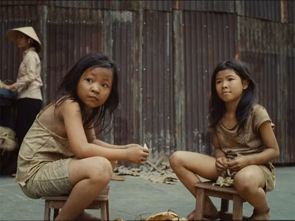 Hình ảnh những em bé bụi đời Việt Nam trong phim Noble.