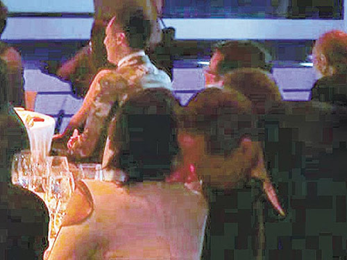 Hành động thân mật của Châu Tấn và Trần Huy Hồng trong bữa tiệc cách đây 2 hôm.