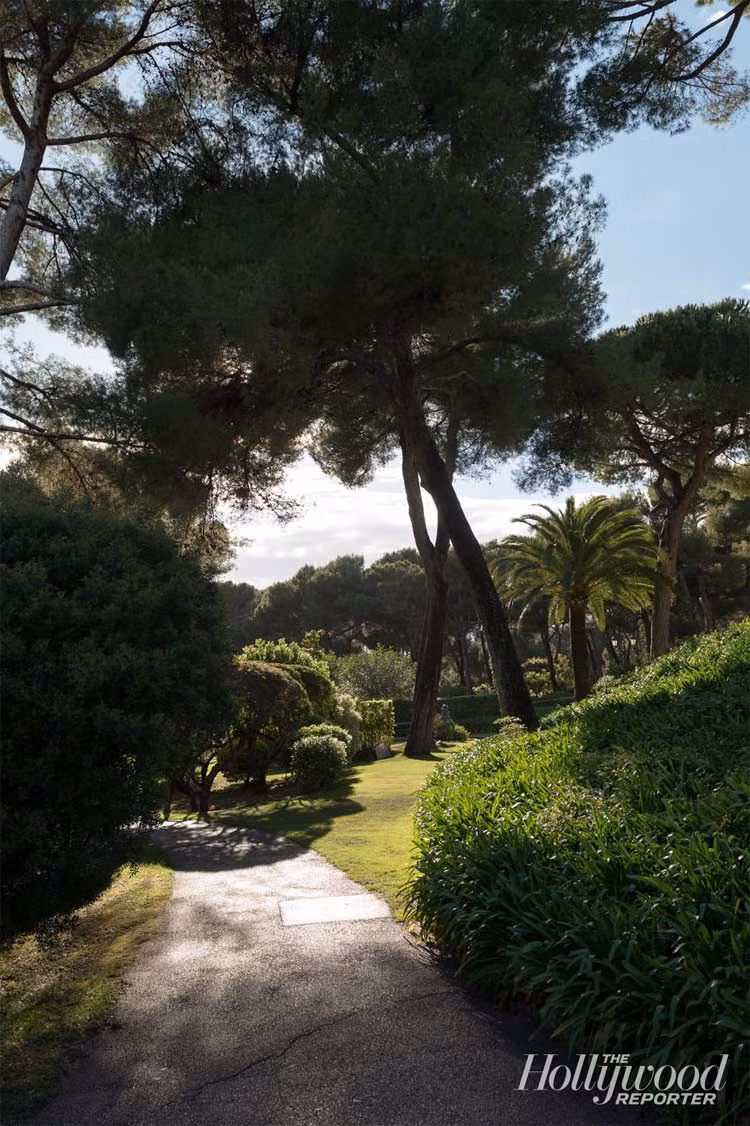 Song suy đến cùng, đây vẫn là lựa chọn của rất nhiều siêu sao khi đặt chân tới Cannes trong 125 năm qua. Gia đình tổng thống Kennedy cũng đã nghỉ hè tại đây vào năm 1938. Năm 1955, danh họa Picasso đã vẽ menu cho nhà hàng của khách sạn và đó cũng là thời điểm nhà văn Hemingway nghỉ tại đây.