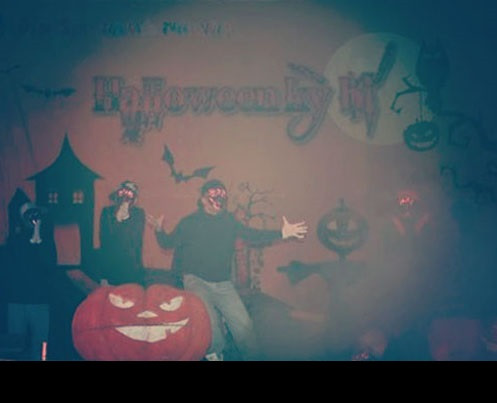 Tại TP HCM, năm nay Công viên nước Đầm Sen cũng có một loạt các chương trình mới lạ, đặc sắc trong đêm Halloween. Chương trình Đêm hội “Halloween kỳ bí” là chương trình nhạc kịch, thời trang được dàn dựng đúng chất Halloween. Một không gian tổng thể được kết hợp giữa âm thanh, ánh sáng rùng rợn, ma quái sẽ đem đến cho các bạn một đêm hội Halloween ấn tượng nhất.