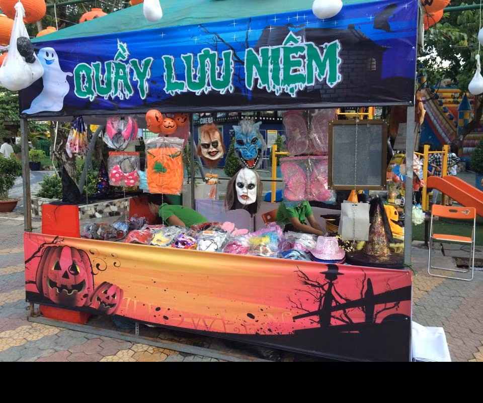 Các gian hàng lưu niệm được mở ra để phục vụ nhu cầu mua sắm, hóa trang của người đến tham dự.