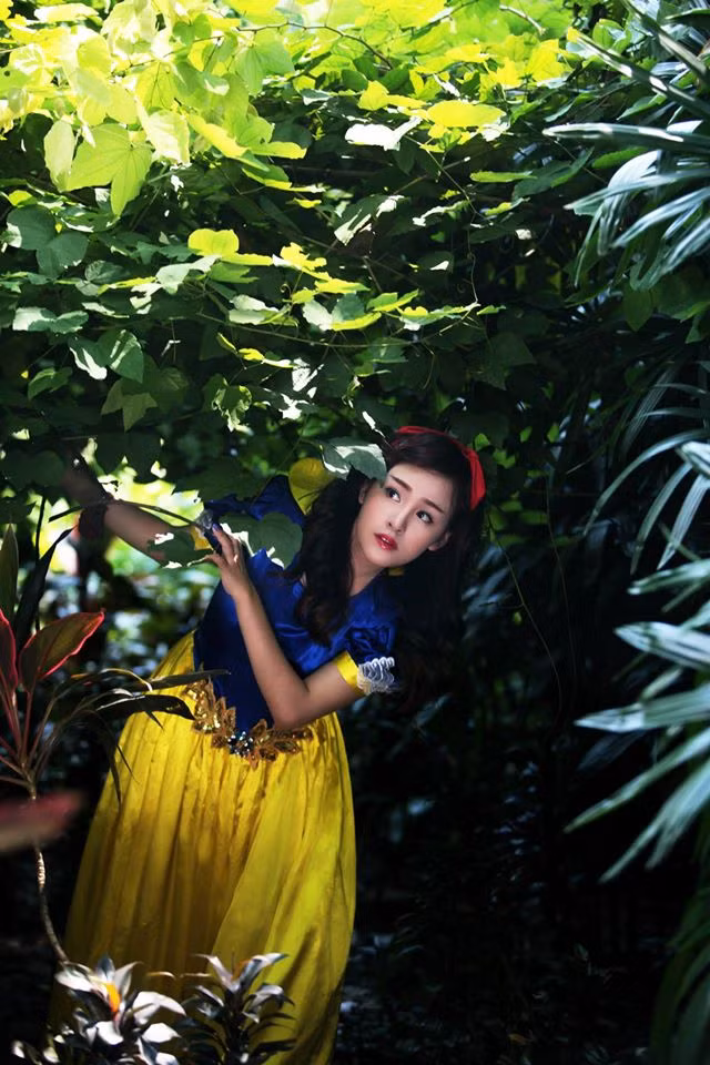 Trong bộ ảnh mới, Bà Tưng bất ngờ hóa thân thành nàng Bạch Tuyết da trắng, môi đỏ đi lang thang trong rừng.