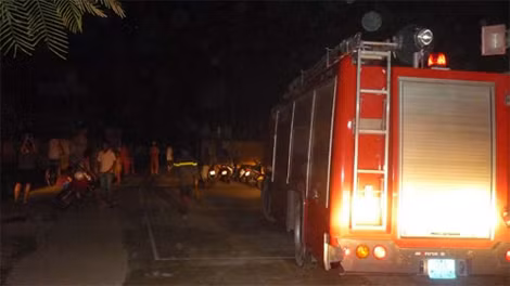 Xe cứu hoả và cán bộ điện lực được huy động đến hiện trường để khắc phục sự cố.