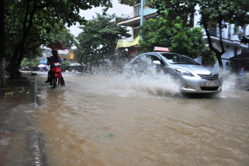 Nhiều tuyến đường ở Vân Đồn biến thành sông.