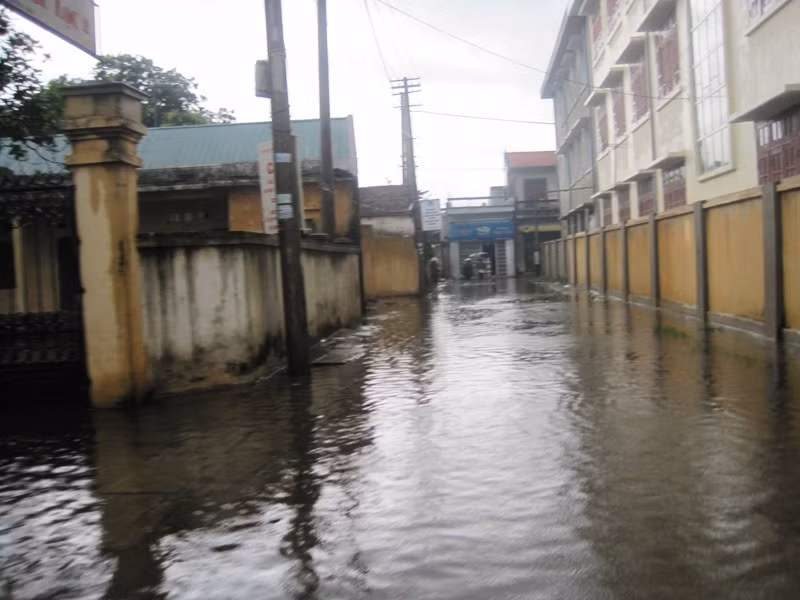 Nước bao quanh trường học tại xã Ngư Lộc.