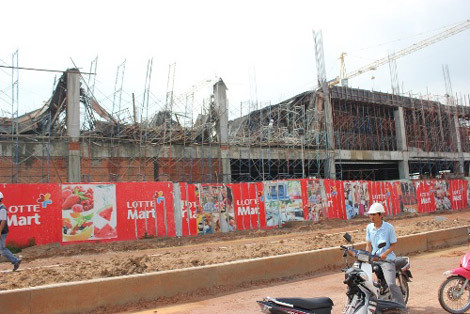 Sàn bê tông tầng hai bị đổ đè xuống tầng 1.