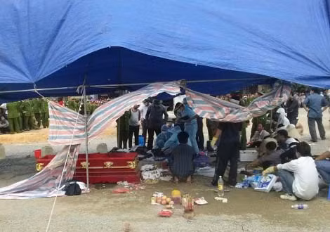 Lực lượng chức năng khám nghiệm lại tử thi nạn nhân ngày 18/3.