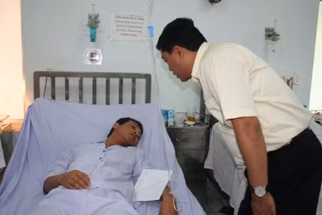 Sáng 3/8, Bộ trưởng GTVT Đinh La Thăng đã hủy chuyến công tác và đã có mặt tại bệnh viện huyện Cần Giờ thăm hỏi nạn nhân gặp nạn. Ảnh: Báo GTVT.