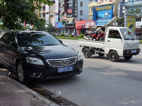 Chiếc xe công an né xe biển xanh trên phố Xã Đàn. Ảnh: Minh Đức