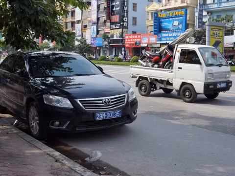 Chiếc xe công an né xe biển xanh trên phố Xã Đàn. Ảnh: Minh Đức