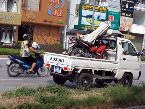 Xe máy dân phòng hộ tống xe công an cũng né xe biển xanh.