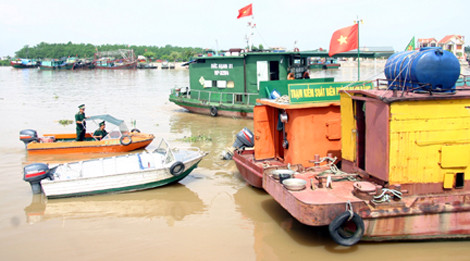 Bộ đội biên phòng trạm Bạch Đằng bố trí nơi neo đậu cho các tàu thuyền vào bến cá Mắt Rồng. Ảnh: Báo Hải Phòng