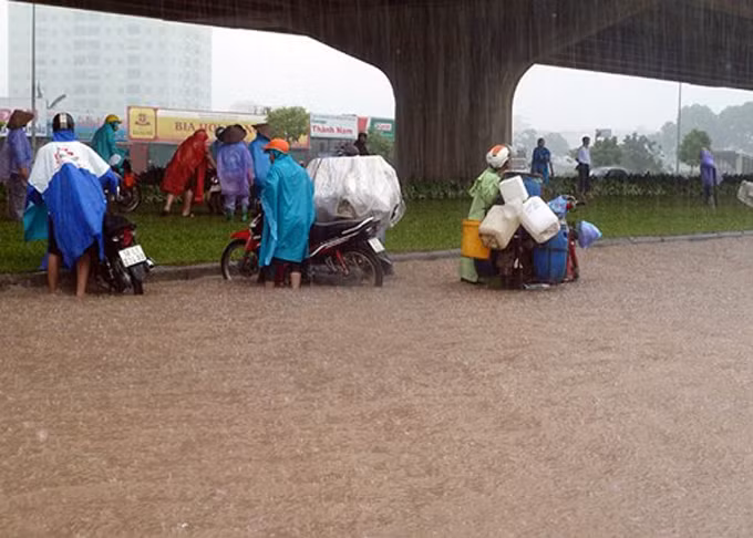 Liên hoàn chết máy, liên hoàn dắt xe trên đường Khuất Duy Tiến. Ảnh: VTC