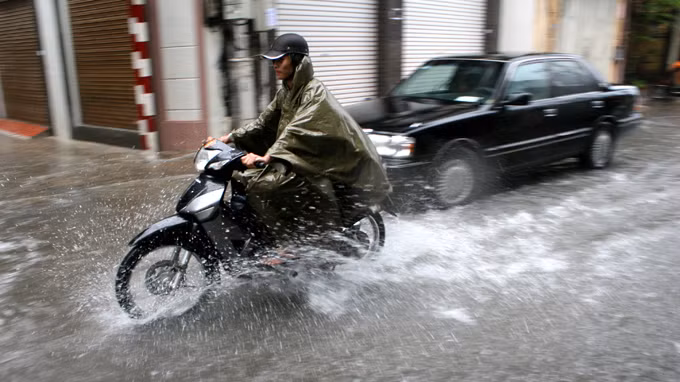 Lướt sóng trên đường Nguyễn Viết Xuân. Ảnh: Tuổi Trẻ