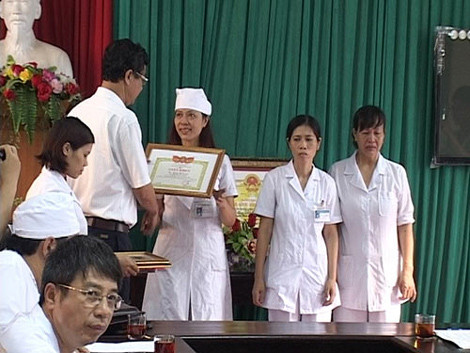 Bà Hoàng Thị Nguyệt và hai đồng nghiệp tố cáo vụ "nhân bản" xét nghiệm được trao bằng khen và thưởng... 320.000 đồng/người. Ảnh: Người Lao Động