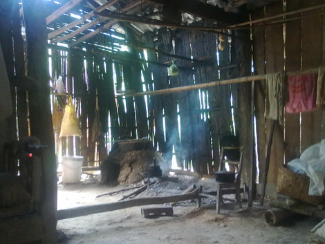 Trong gia đình không có vật nào đáng giá, ngày nắng ánh mặt trời chiếu vào trong nhà, ngày mưa mưa hắt vào mọi nơi.