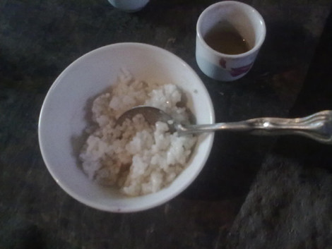 Bữa ăn của bé Tâm chỉ có cơm nguội trộn bột canh.