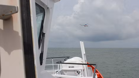 Trực thăng bay trên biển tìm kiếm người bị nạn. Ảnh: Vietnam MRCC