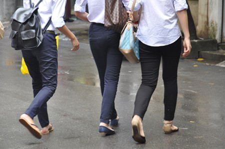 Trường THPT Hà Huy Giáp, huyện Cờ Đỏ (Cần Thơ) buộc gần 100 học sinh phải ra khỏi lớp, về nhà thay trang phục vì mặc quần ống hẹp (Ảnh minh họa).