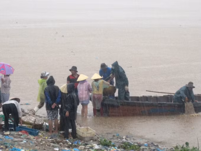 Qua hệ thống đài trực canh và hệ thống thông tin liên lạc, tỉnh Thanh Hóa đã kêu gọi tàu thuyền vào nơi tránh trú bão an toàn trước 12 giờ trưa nay.