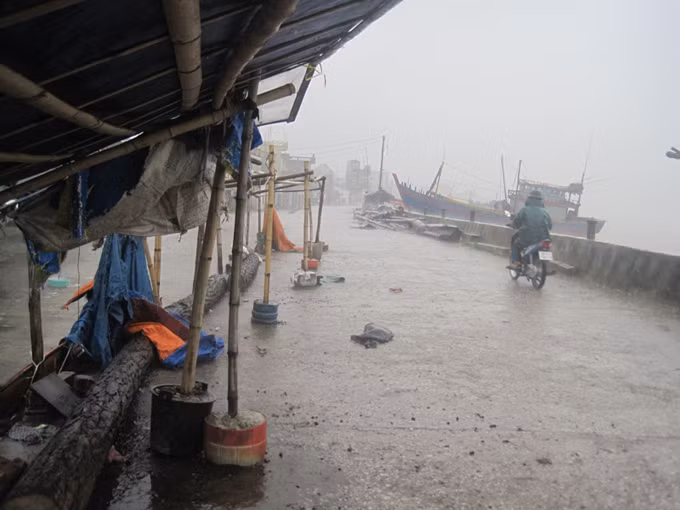 Hàng quán ven biển tả tơi trước mưa gió.