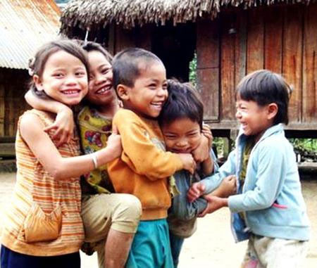 Trẻ em ở "làng người rừng".