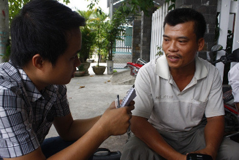 Anh Nguyễn Văn Tin (bên phải) bức xúc vì suýt nữa chính tay anh đã chôn sống con mình.